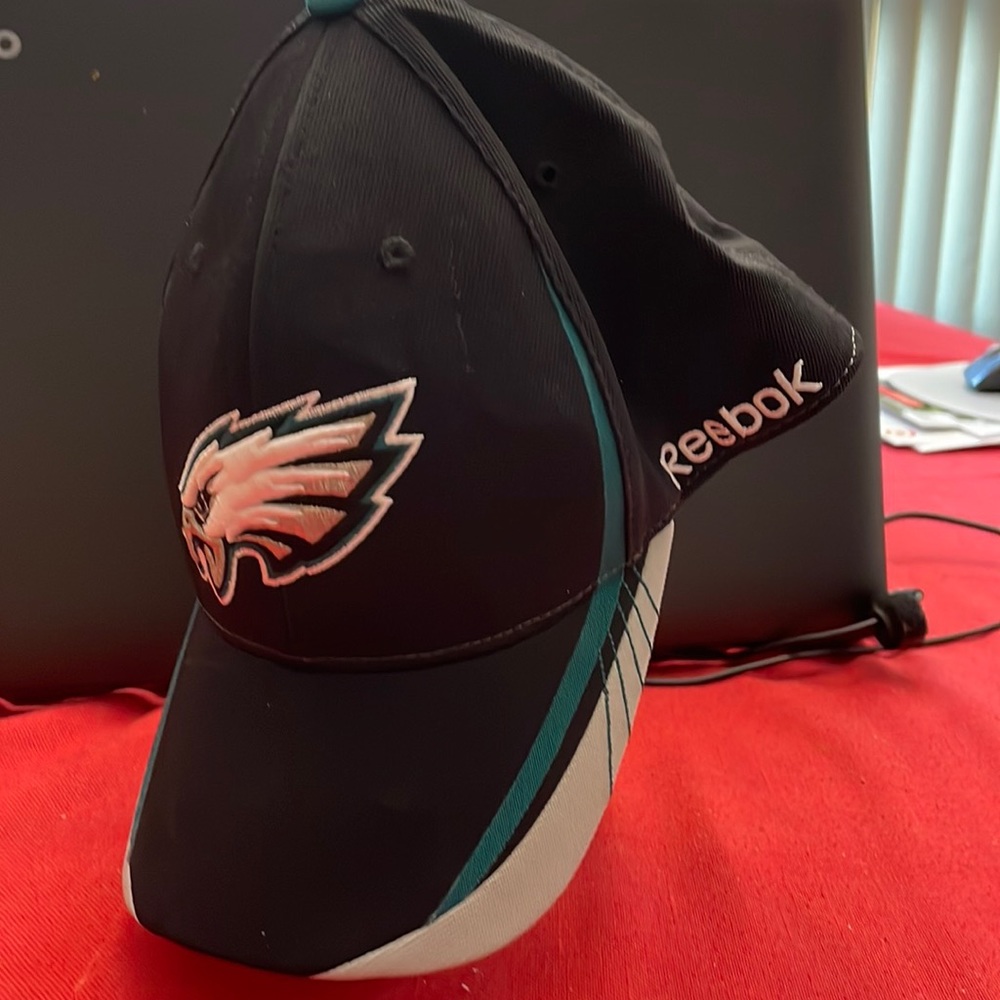Reebok mens Eagles hat NFL Onfield size L/XL never worn